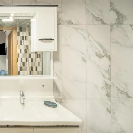 Anassa 5 Center Apartment