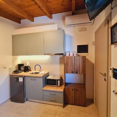 Anassa 5 Center